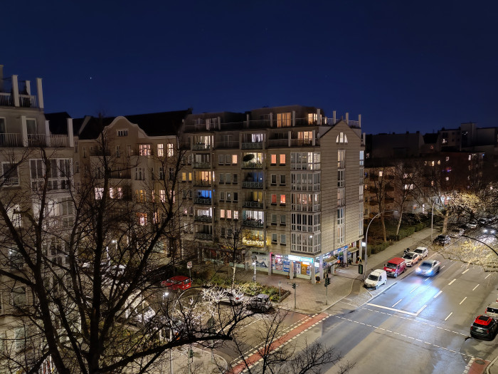 Von der Belichtung her gefallen uns Nachtaufnahmen des Oneplus 8 Pro besser. (Bild: Tobias Költzsch/Golem.de)